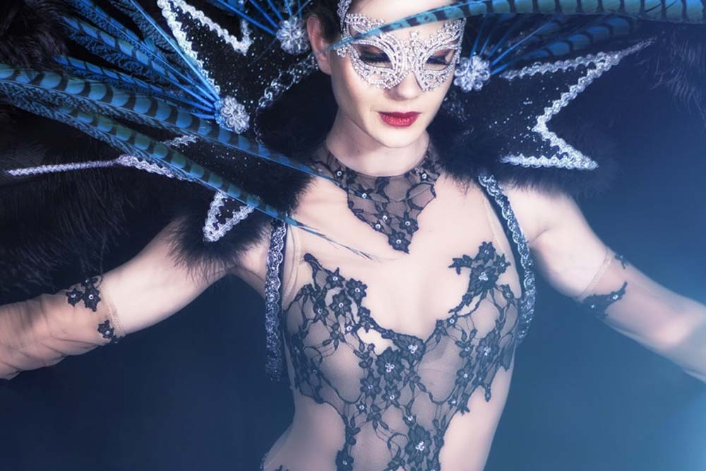 Danseuse de cabaret en costume à plumes sur scène