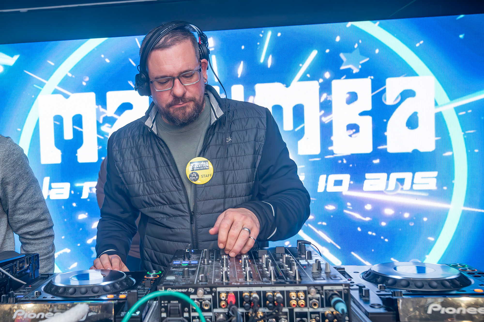 DJ Deerage sur la scène du Lumia Club devant les écrans LED affichant Macumba.